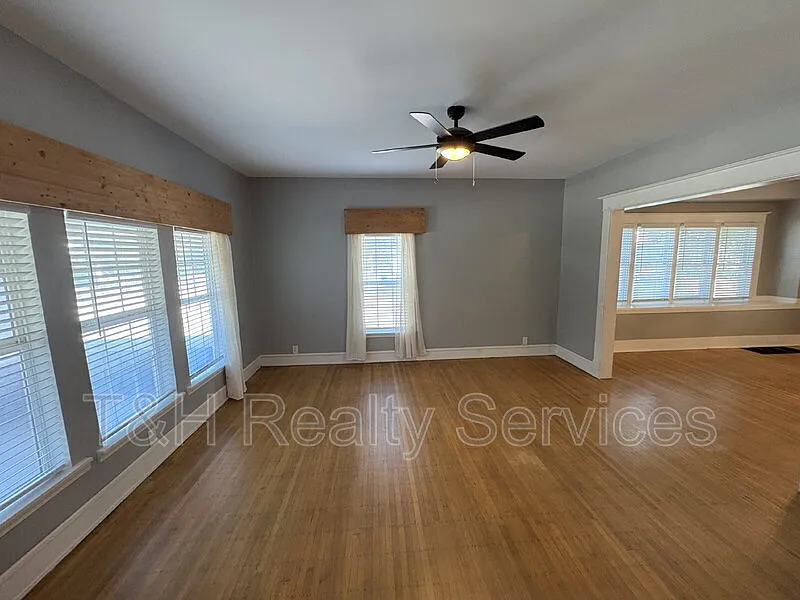 3 bed, 2.0 bath, 2063 sqft, $1,800 — Photo 4
