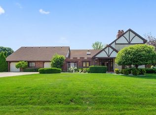 8420 Cessna Ln, Downers Grove, IL 60516