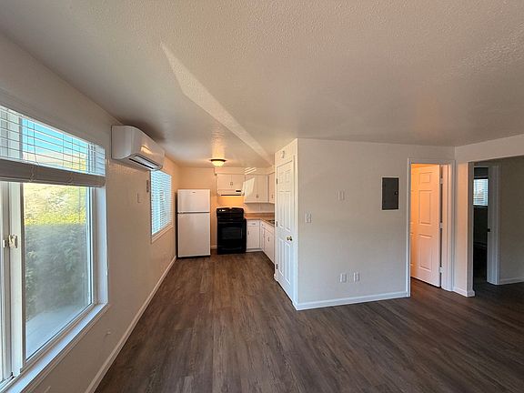 2nd image of 410 SE Park St #11