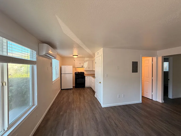 410 SE Park St — Photo 2