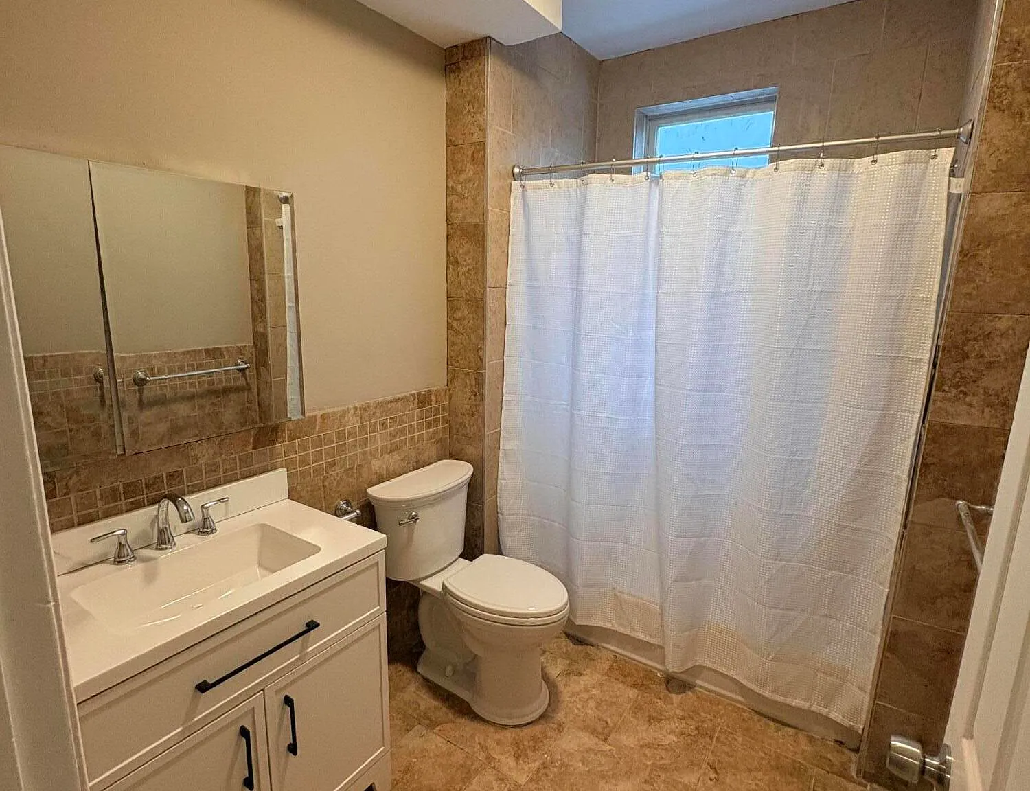3 bed, 1.5 bath, 5166 sqft, $3,800 — Photo 4