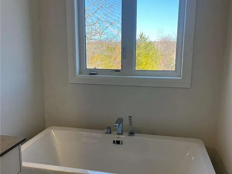 563 New England Ct W — Photo 2