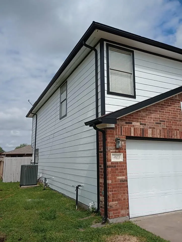 4 bed, 2.5 bath, 1952 sqft, $2,500 — Photo 3