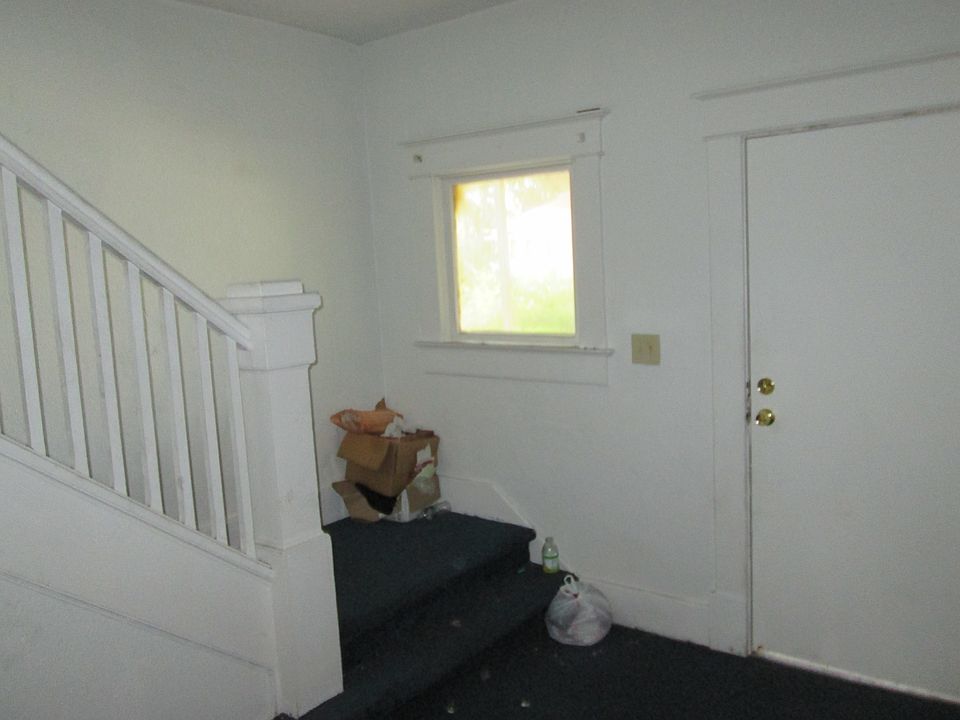 1st image of 931 Newton Ave S