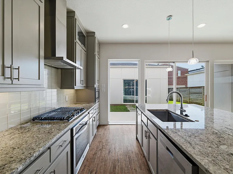 207 Adrian Dr — Photo 8
