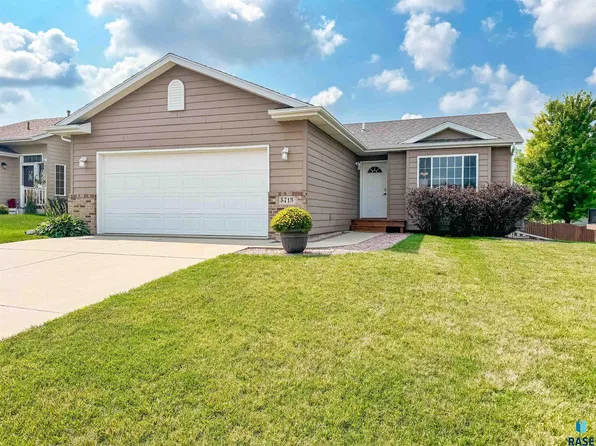 5713 W Hemlock Dr, Sioux Falls, SD 57107