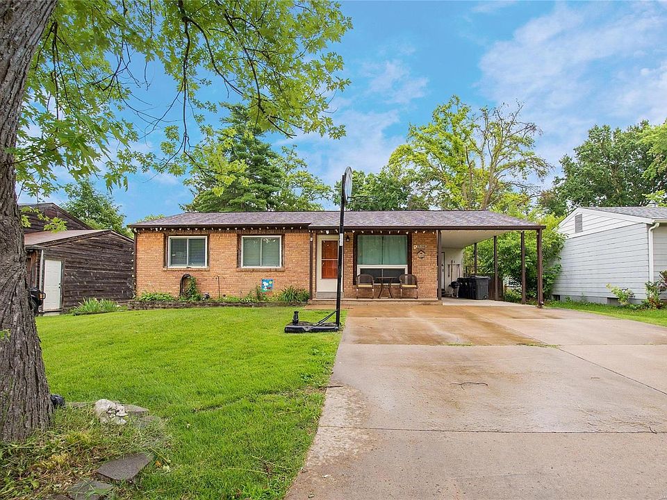 Welcome home to one of the most sought after subdivisions in Maryland Heights!