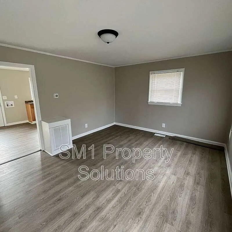 Building Photo - 702 Ross Ave