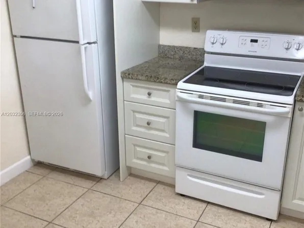10975 SW 107th St APT 302, Miami, FL 33176