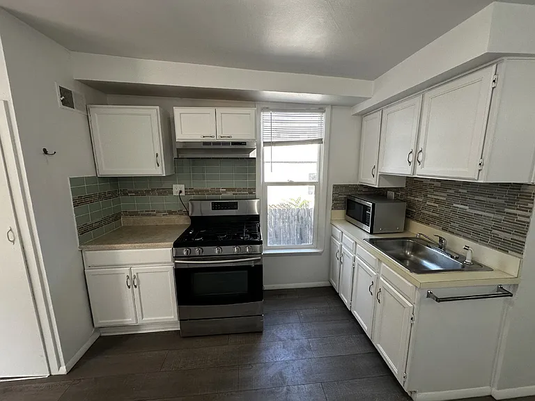 172 W Maple Ave #2 — Photo 11