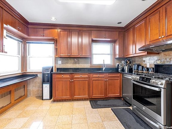 4th image of 145 Devonshire Dr