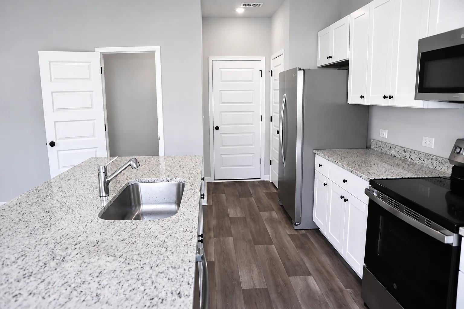 3 bed, 2.5 bath, 1616 sqft, $1,995 — Photo 2
