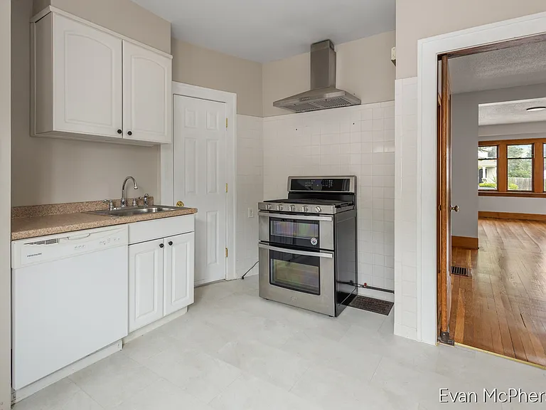 732 5th St NW — Photo 9