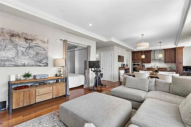 250 Henley Pl #406 — Photo 1