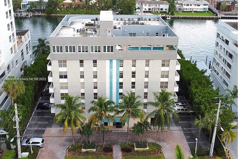 1st image of 9721 E Bay Harbor Dr #D-2b