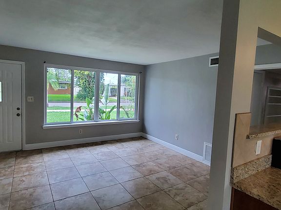 5th image of 712 Saint Lucie Ln