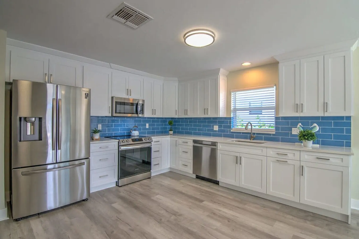 3 bed, 2.0 bath, 1151 sqft, $5,487 — Photo 4
