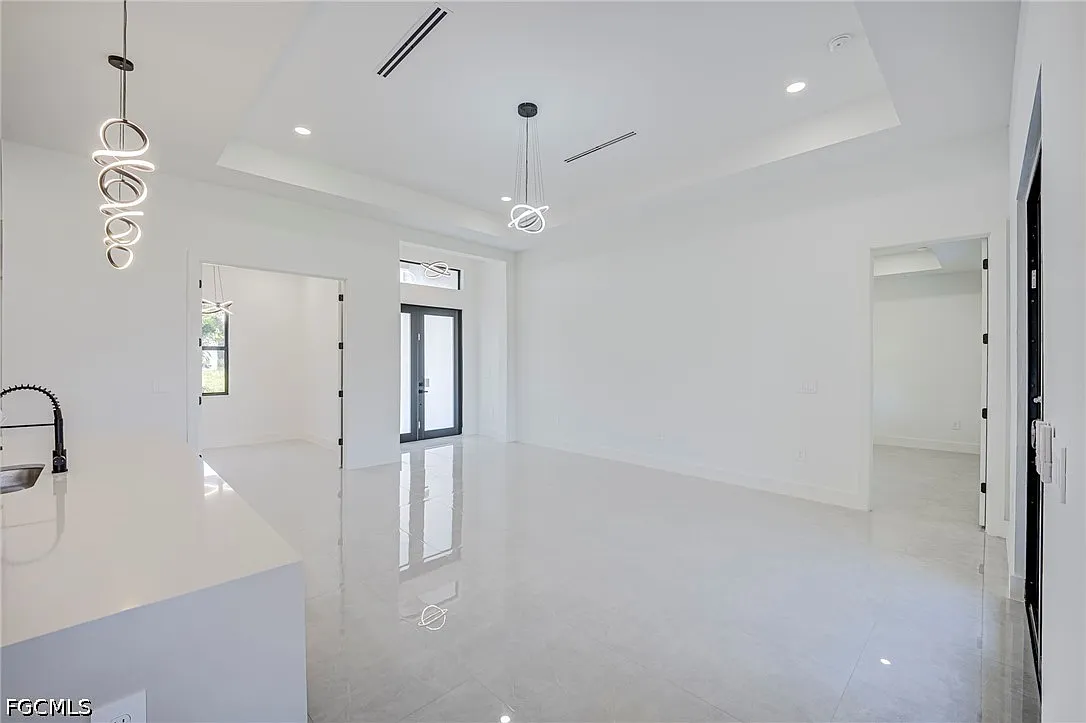 3 bed, 2.0 bath, 1811 sqft, $2,100 — Photo 4