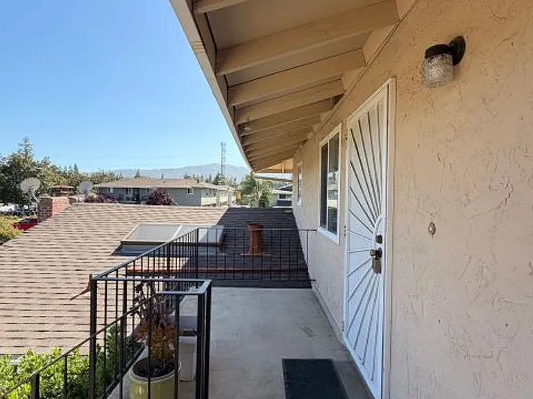 Castlewood Dr 915 — Photo 3