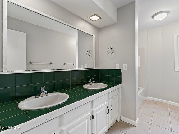 5th image of 2209 Lakeside Drive S