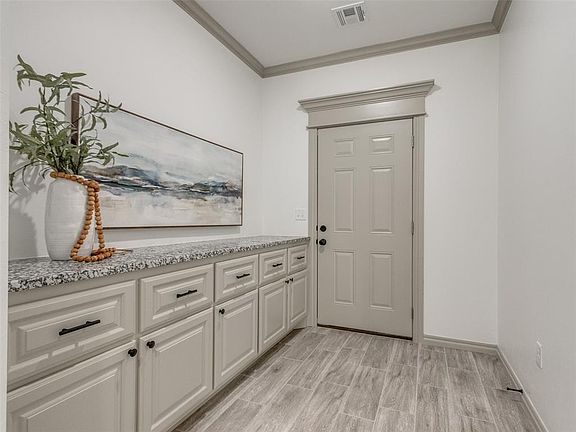 5th image of 809 SE 49th St