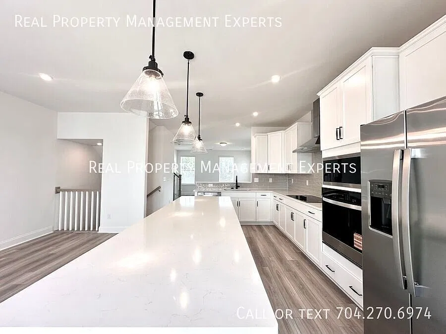 **Coming Soon Stunning 3br/3.5ba End Unit Townhouse In The Ballantyne Community! — Photo 3