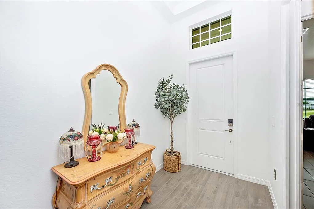 3 bed, 2.0 bath, 2061 sqft, $10,000 — Photo 2