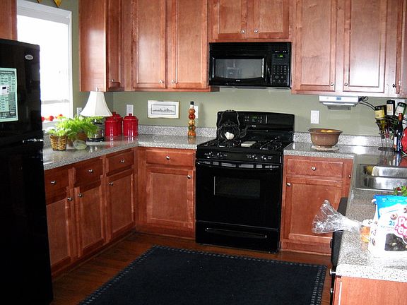 Ample counter and cabinet space!
						:
						New countertops and walls newly painted. Gas stove!