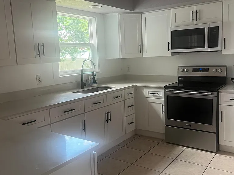6719 Yucatan Ct — Photo 2