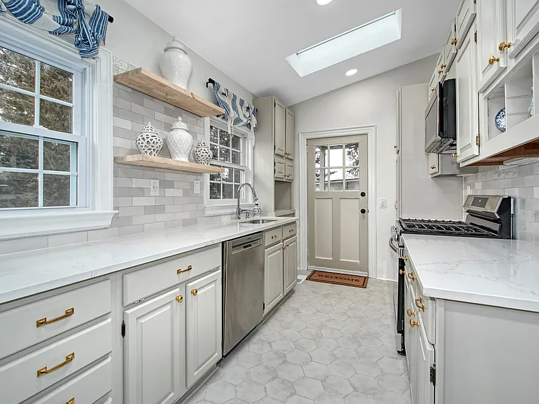 319 Oakland Beach Ave — Photo 8