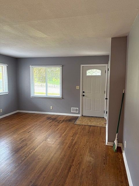 UPSTAIR LIVING ROOM/ENTRY