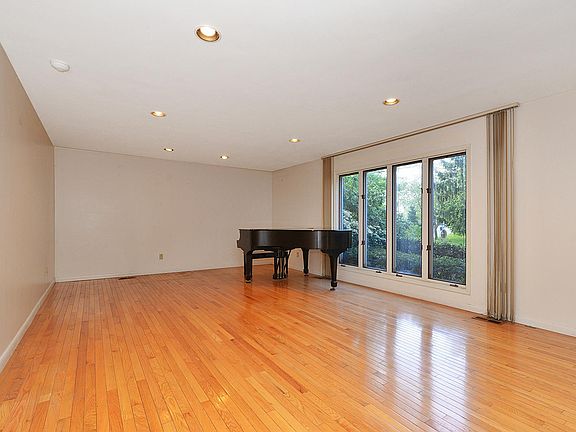 4th image of 9 Bristol Dr