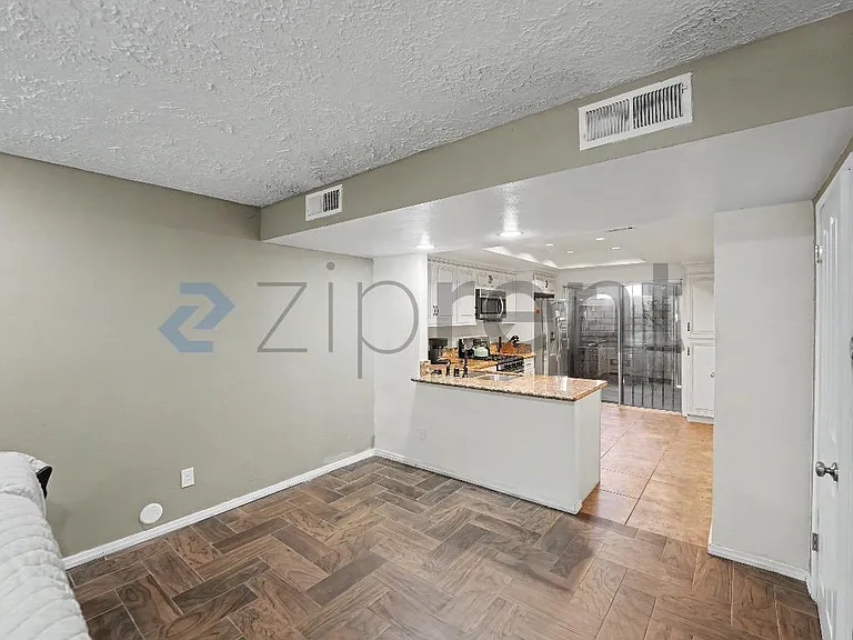 8633 Balboa Blvd #2 — Photo 6
