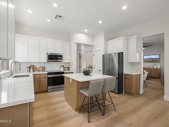 2nd image of 928 W JUNIPER Avenue