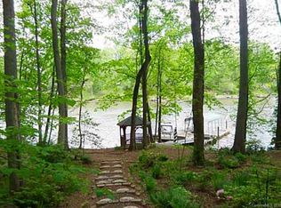 7105 Cove Creek Dr, Sherrills Ford, NC 28673