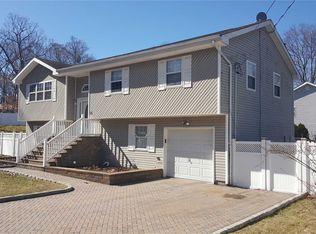 16 Balaton Ave, Ronkonkoma, NY 11779