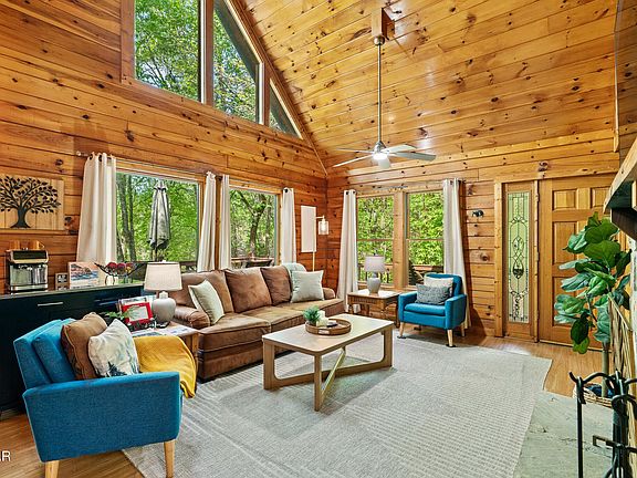 3rd image of 1020 Vine Ct