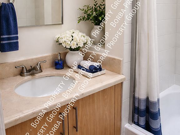 4th image of 306 1/2 N Broadway APT 6