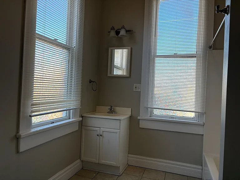 836 E Henry St #C — Photo 7