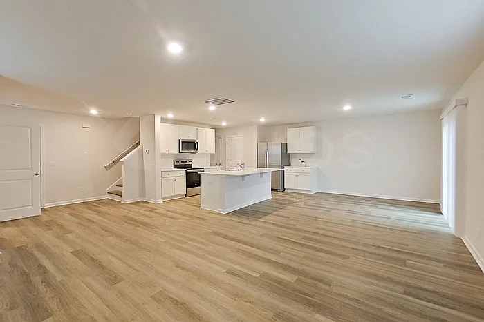 4 bed, 2.5 bath, 1927 sqft, $2,075 — Photo 3