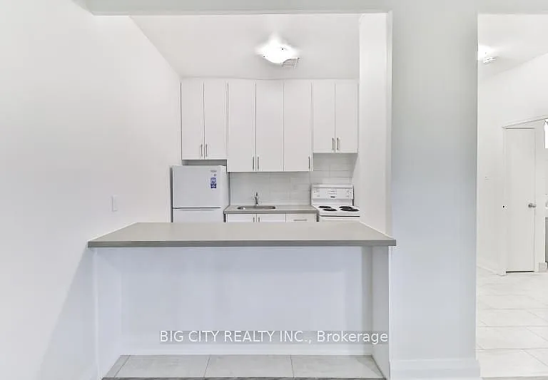 31 Upper Canada Dr #103 — Photo 3