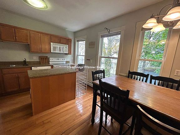 2nd image of 25 1/2 Rossmore St #2