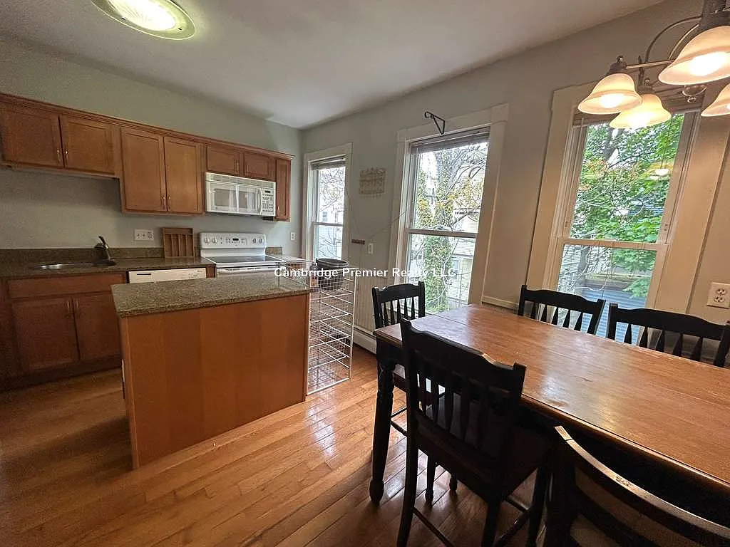 Building Photo - 25 1/2 Rossmore St #2