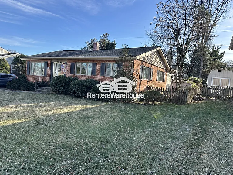223 Deep Dale Dr — Photo 3