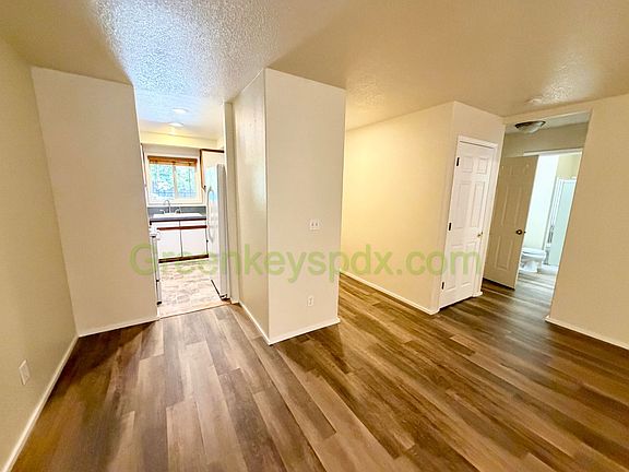 3rd image of 1032 SW Halsey St