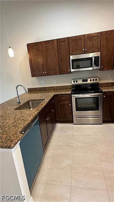 3 bed, 2.0 bath, 1560 sqft, $1,770 — Photo 4
