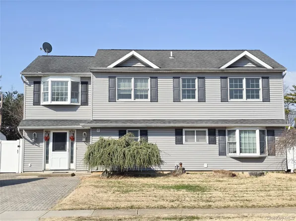 34 Arch Lane, Hicksville, NY 11801