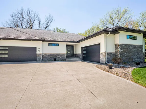 907 Crooked Tree Ln, Dakota Dunes, SD 57049