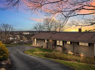 920 Crestview Dr, Ellwood City, PA 16117