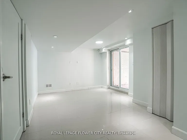 12 Gondola Cres #BASEMENT — Photo 8